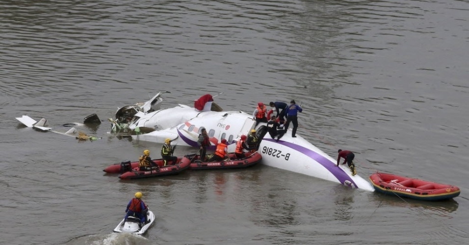  Chega a 23 número de mortos em acidente com avião em Taiwan