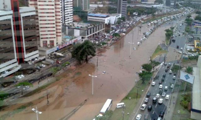  Caos: chuva causa alagamentos e transtornos