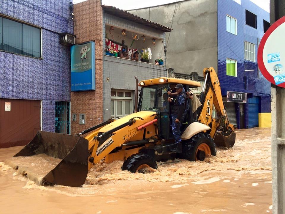  Santo Amaro: moradores recebem doações e atendimento médico