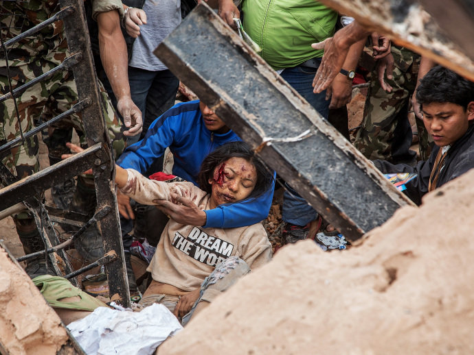  Número oficial de mortos em terremoto no Nepal supera 2.500