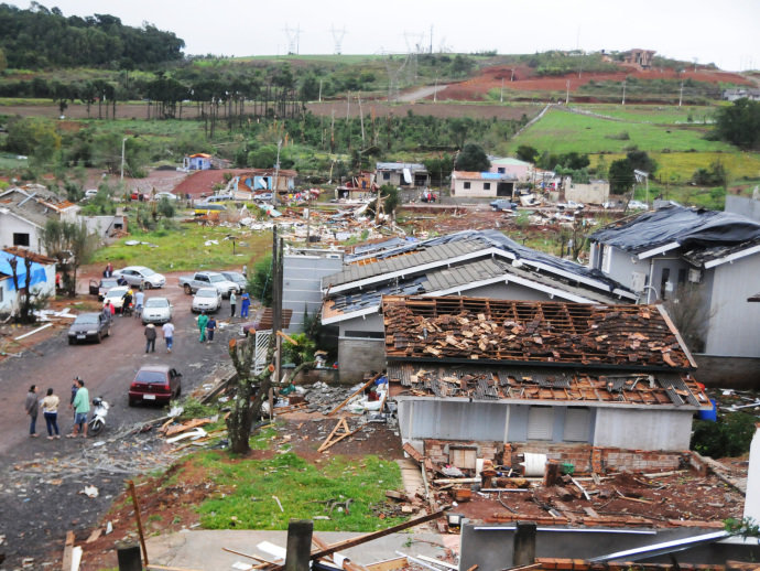  Tornado transforma cidade de Santa Catarina em um “campo de batalha”