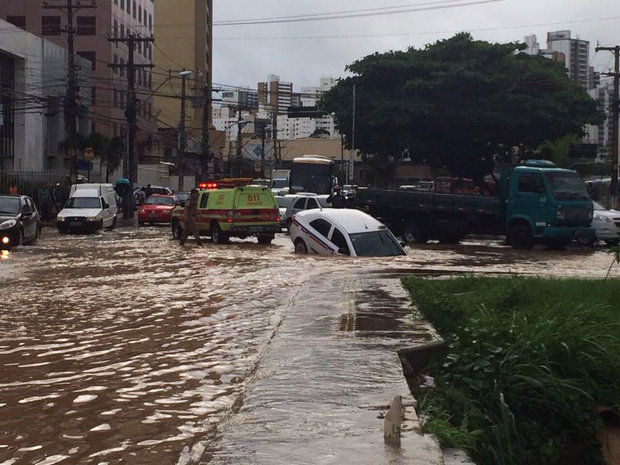  Após chuva, chão cede e táxi cai em buraco na Avenida ACM