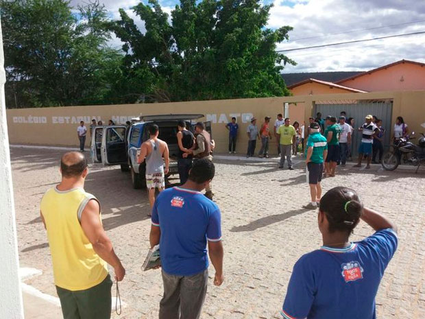  Adolescente invade escola na Bahia com facão e ameaça matar a diretora