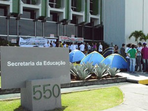  Universidades estaduais decidem manter greve, que chega ao 70º dia