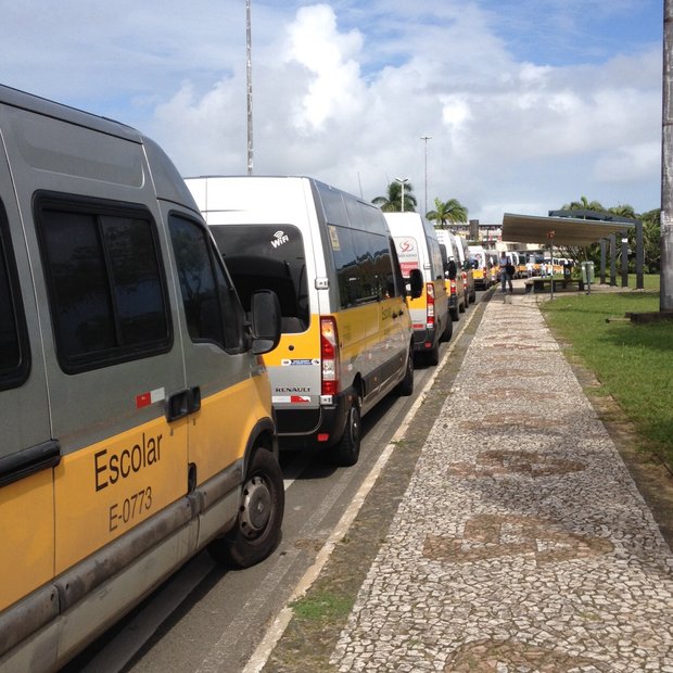  Motoristas fazem protesto no CAB contra lei que pode acabar com vans escolares