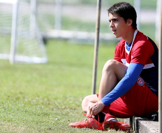  Gustavo larga o vício do leite em pó e vibra após jogar uma partida inteira