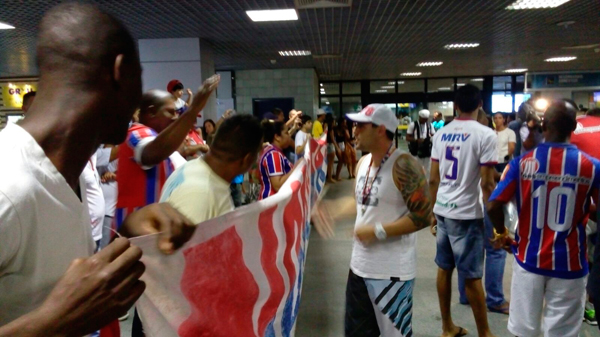  Após triunfo em São Paulo, elenco do Bahia é recebido com festa em Salvador