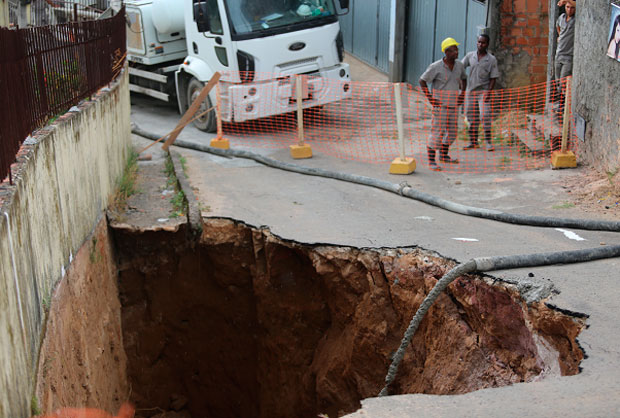  Moradores deixam residências após abertura de cratera em rua de Boa Vista do Lobato