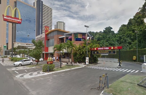  Assalto e tiros assustam clientes do MC Donald’s na Avenida ACM