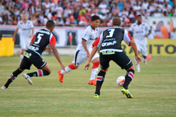  Vitória é superado pelo Santa Cruz e se despede da Série B com derrota