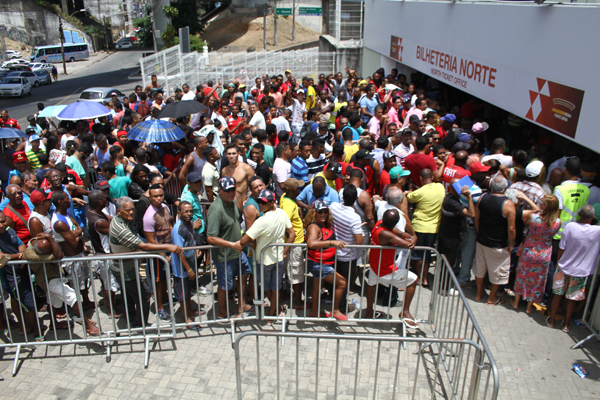  Torcida do Vitória sofre para comprar ingresso do ‘jogo do acesso’