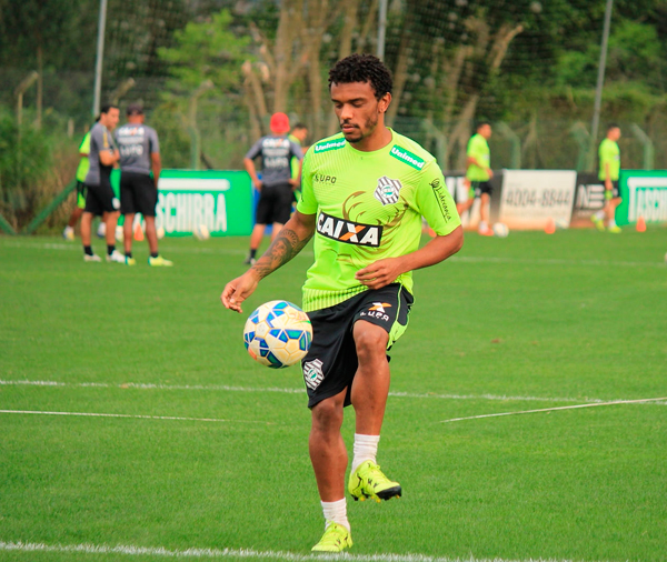  Ex-Figueirense, volante Paulo Roberto já está em Salvador para assinar com o Bahia