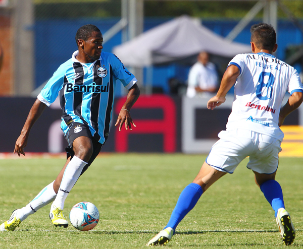  Após liberação do Grêmio, Tinga é esperado amanhã em Salvador