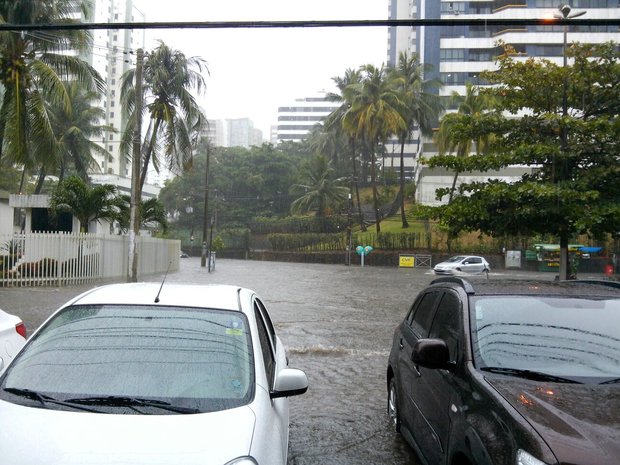  Chuva causa alagamentos e deixa trânsito intenso; Climatempo alerta para temporais