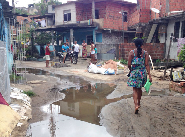  Mais de 100 famílias ficam desabrigadas após água da chuva invadir casas em Pirajá