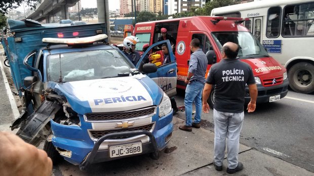  Carro do DPT com três corpos capota na avenida Bonocô e deixa agentes feridos