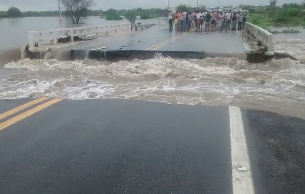  Ponte destruída pela chuva é recuperada e trecho da BR-324 é liberado em Riachão do Jacuípe