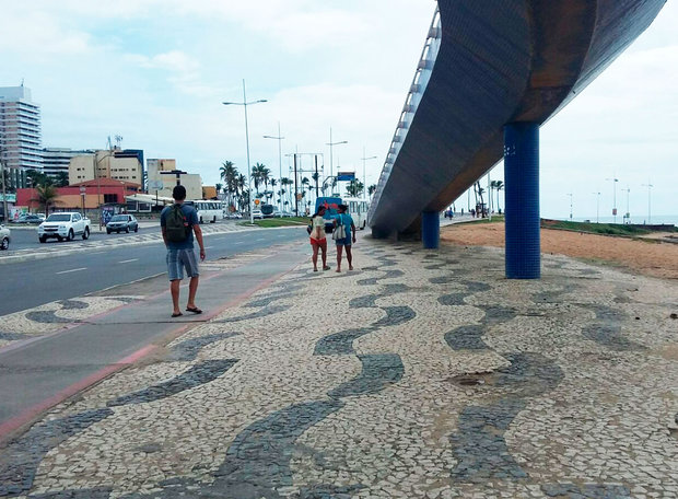  Policiais trocam tiros com ladrão e frustram assalto no Costa Azul: “parecia uma praça de guerra”, diz taxista