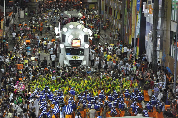  Com cortejo de 16 atrações, abertura oficial do Carnaval acontece pela 1ª vez na quarta