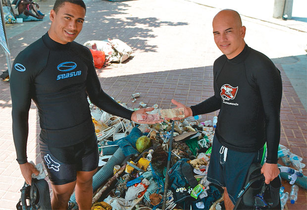  Mergulhadores coletam 270 kg de lixo do mar