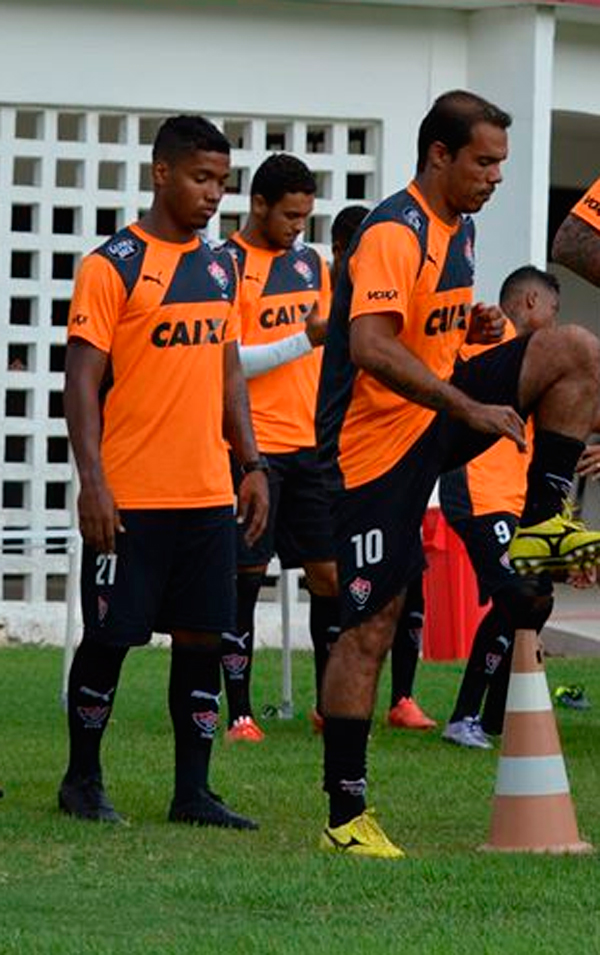  Leandro Domingues treina como titular e vai estrear pelo Vitória diante do Jacobina