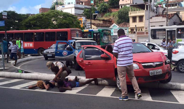  Ladrões de carro roubaram pedestres antes de serem perseguidos e presos