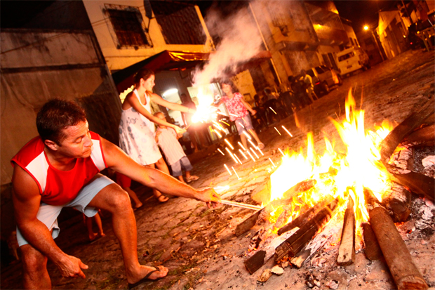  Coelba alerta para perigo de fogos de artifício e fogueiras perto da rede elétrica; veja dicas