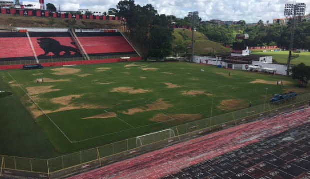  Gramado do Barradão assusta torcedor