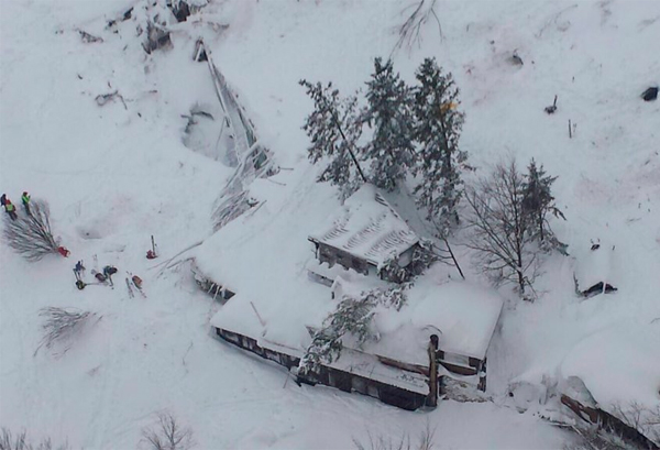  Avalanche atinge hotel e deixa mortos na Itália