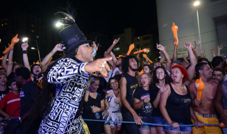  Carlinhos Brown comanda Arrastão da Meia-Noite no último dia de Carnaval