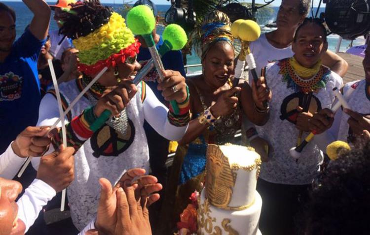  Margareth celebra 30 anos de carreira com bolo em cima do trio