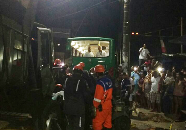  Caminhão esmaga carro, mata condutor e fere passageiros de ônibus em São Caetano