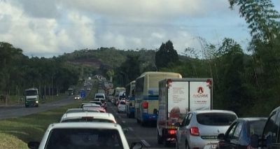  Protestos travam trânsito na Av. ACM e na BR-324Protestos travam trânsito na Av. ACM e na BR-324