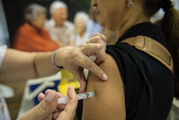  Vacinação contra a gripe continua em Salvador