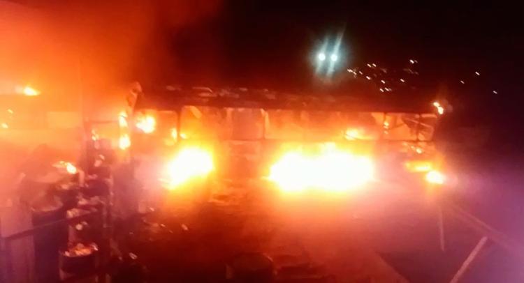  Incêndio atinge garagem e destrói dois ônibus em Pirajá