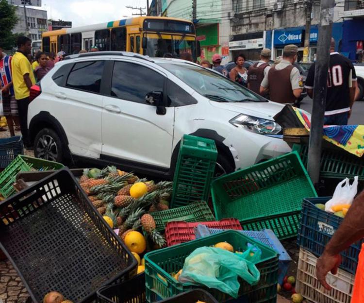  Carro invade passeio e atropela pedestres na Calçada