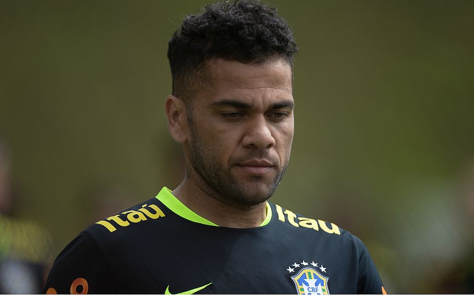  Daniel Alves chorou ao saber que estava fora da Copa do Mundo