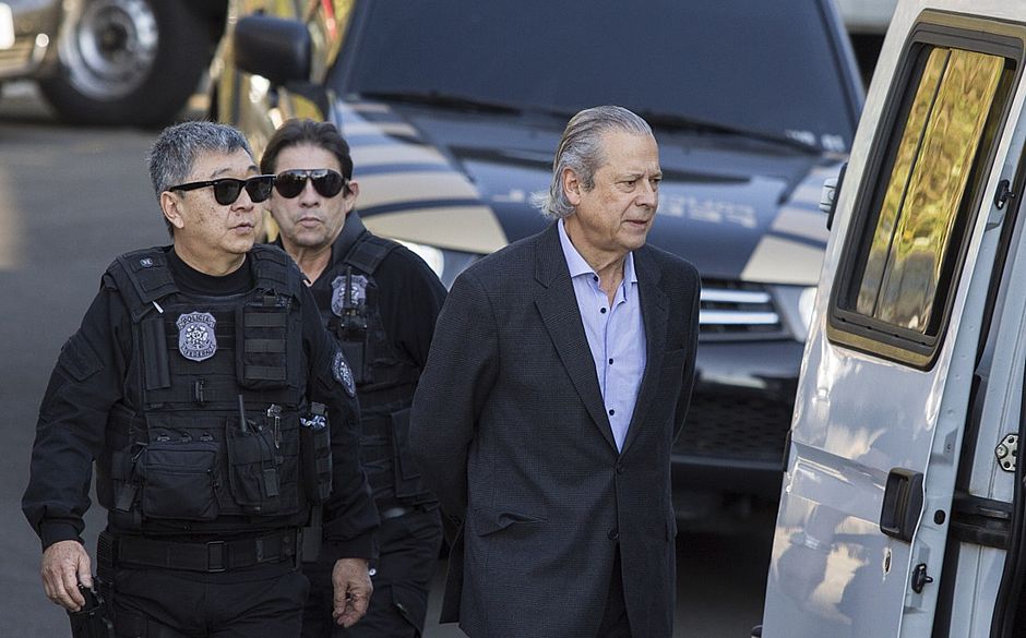  Dirceu se entrega à PF para cumprir pena de 30 anos e 9 meses