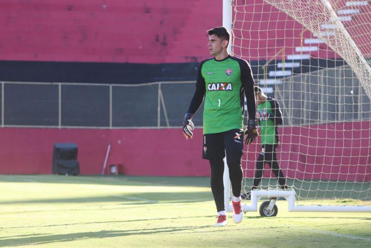  Vitória anuncia saída do goleiro Fernando Miguel