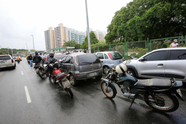  Motoristas fazem fila para tentar abastecer em posto no Stiep