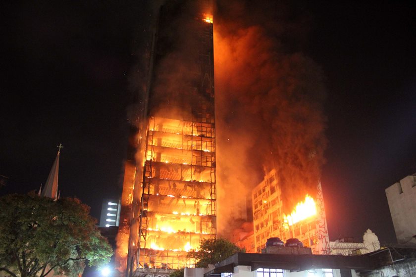  Prédio desaba após incêndio em SP