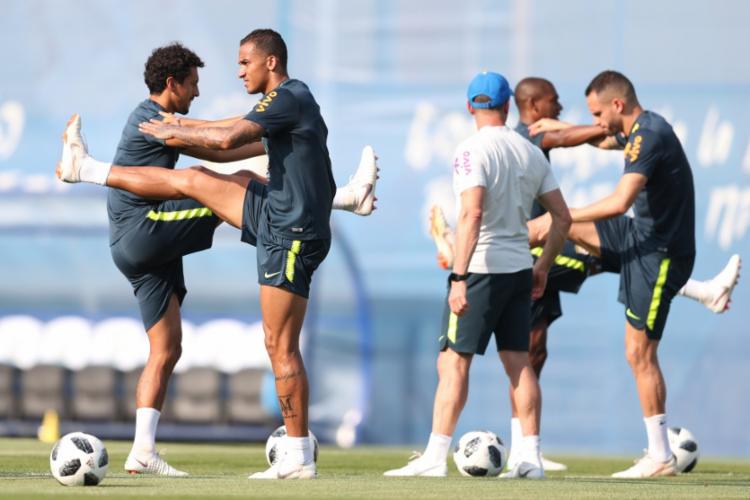  Brasil tem volta de Danilo e ausência de Marcelo em 1º treino visando México