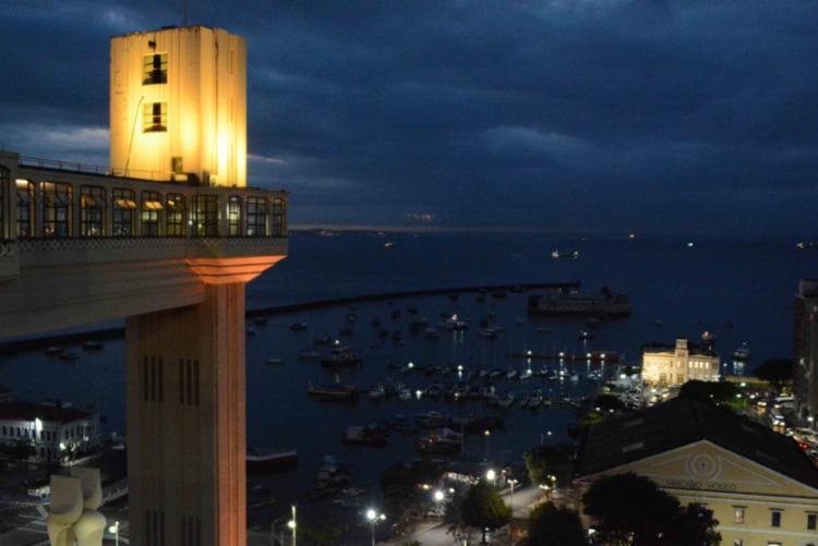  Elevador Lacerda é iluminado em apoio ao Setembro Amarelo