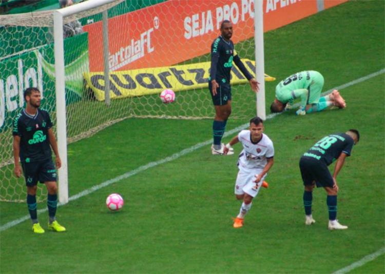  Vitória perde para o Santos  e segue no Z-4