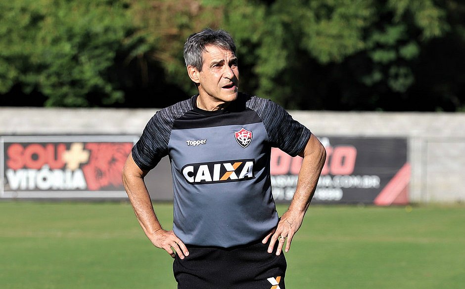  TÉCNICO DO VITÓRIA E DEMITIDO