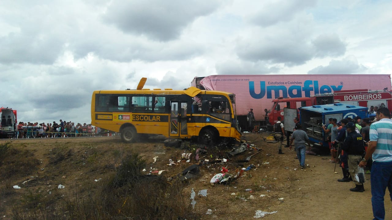  Colisão entre ônibus escolar e carreta deixa 5 mortos na BR-116