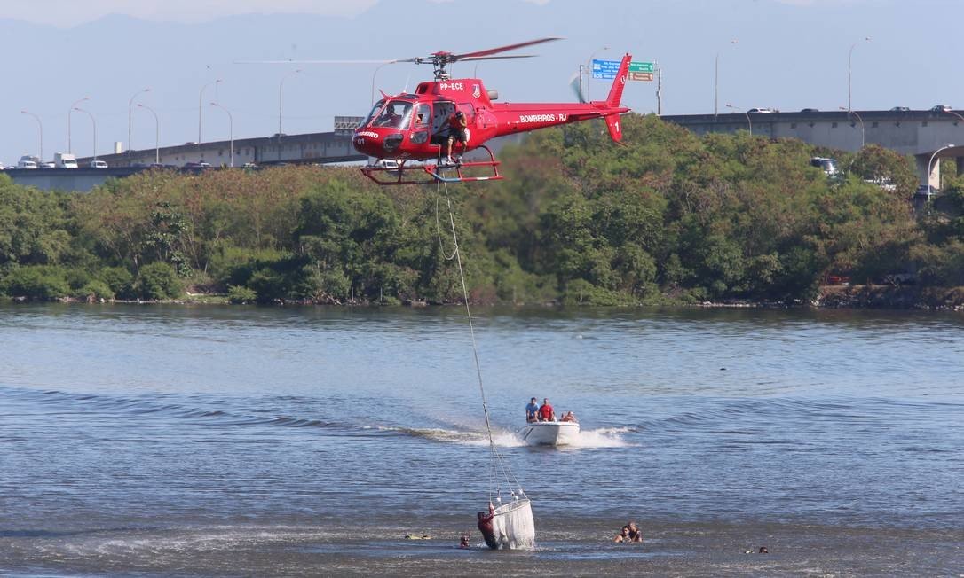  HELICÓPTERO DA PM CAI NA BAÍA DE GUANABARA