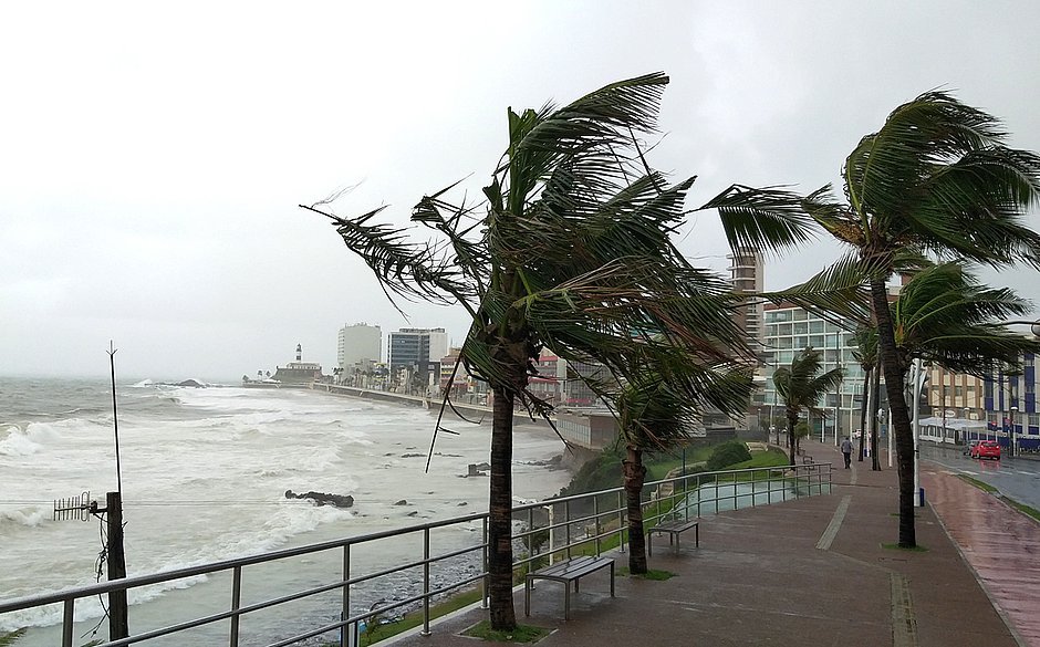  SALVADOR: FIM DE SEMANA PODE SER COM CHUVA