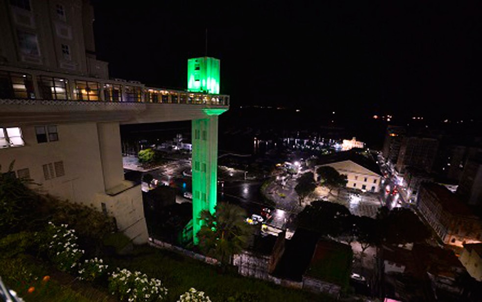  ELEVADOR LACERDA ILUMINADO PARA HOMENAGEAR PROFISSIONAIS DE SAÚDE