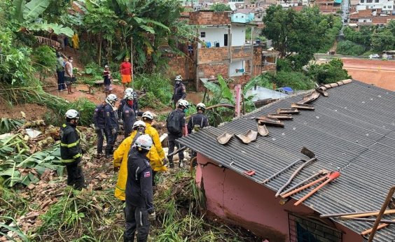  DESLIZAMENTO DE TERRA DEIXA 2 MORTES